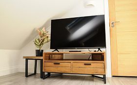 Luxury 5 Star London Apartment - Parking, Garden, Nr Greater London Metro Stations