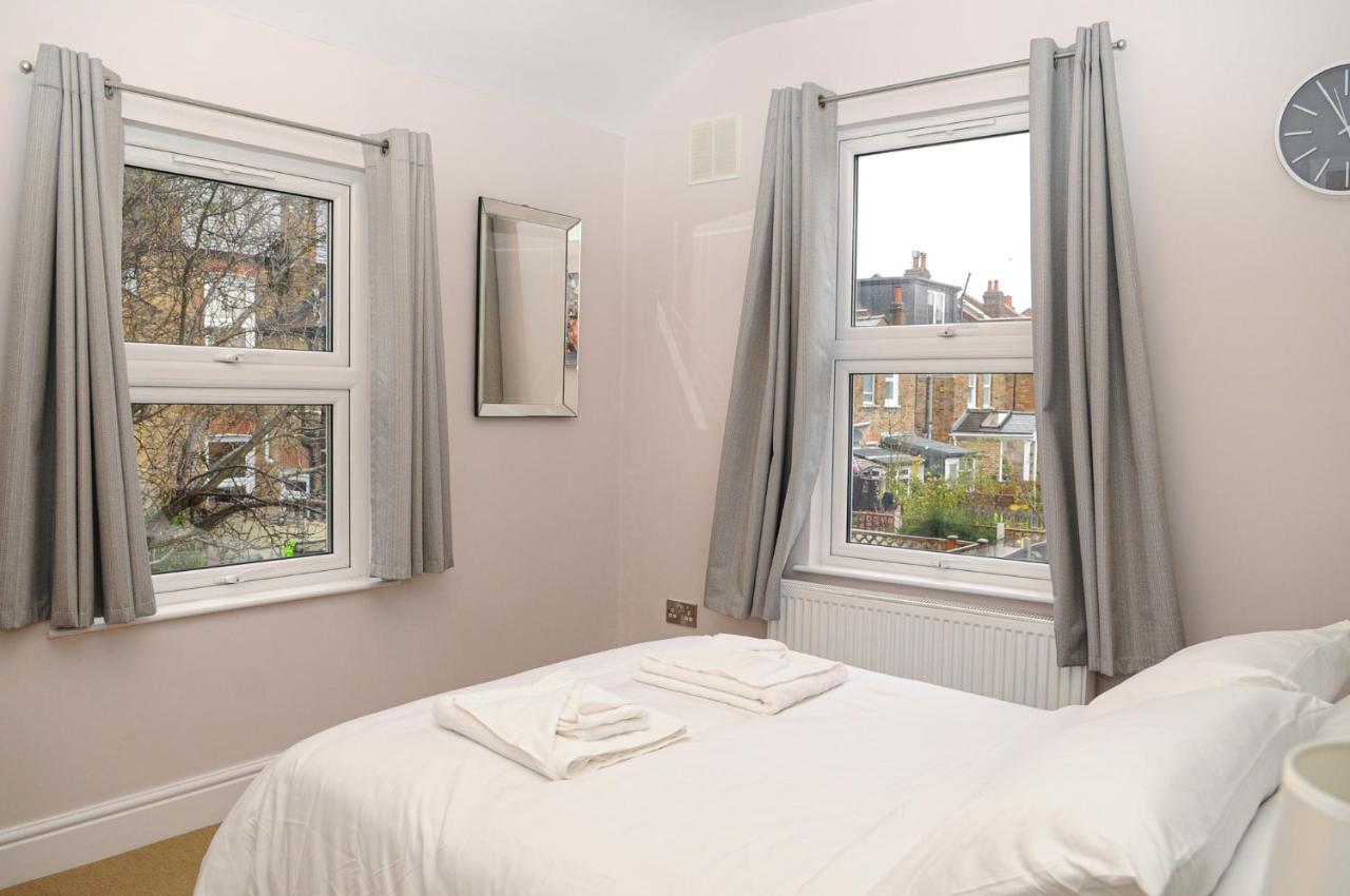 Luxury 5 Star London Apartment - Parking, Garden, Nr Greater London Metro Stations Exterior photo