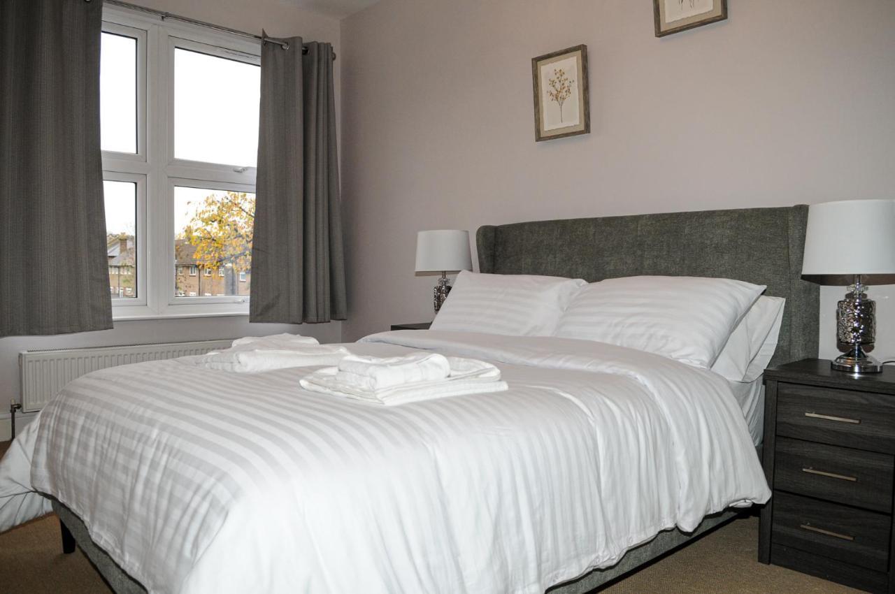 Luxury 5 Star London Apartment - Parking, Garden, Nr Greater London Metro Stations Exterior photo
