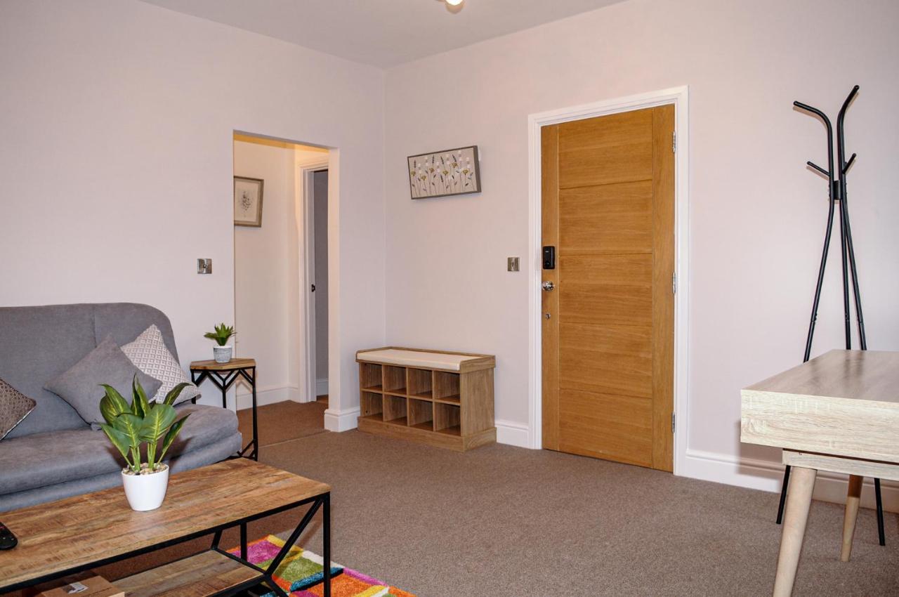 Luxury 5 Star London Apartment - Parking, Garden, Nr Greater London Metro Stations Exterior photo