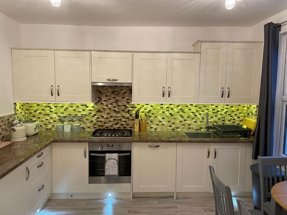 Luxury 5 Star London Apartment - Parking, Garden, Nr Greater London Metro Stations Exterior photo