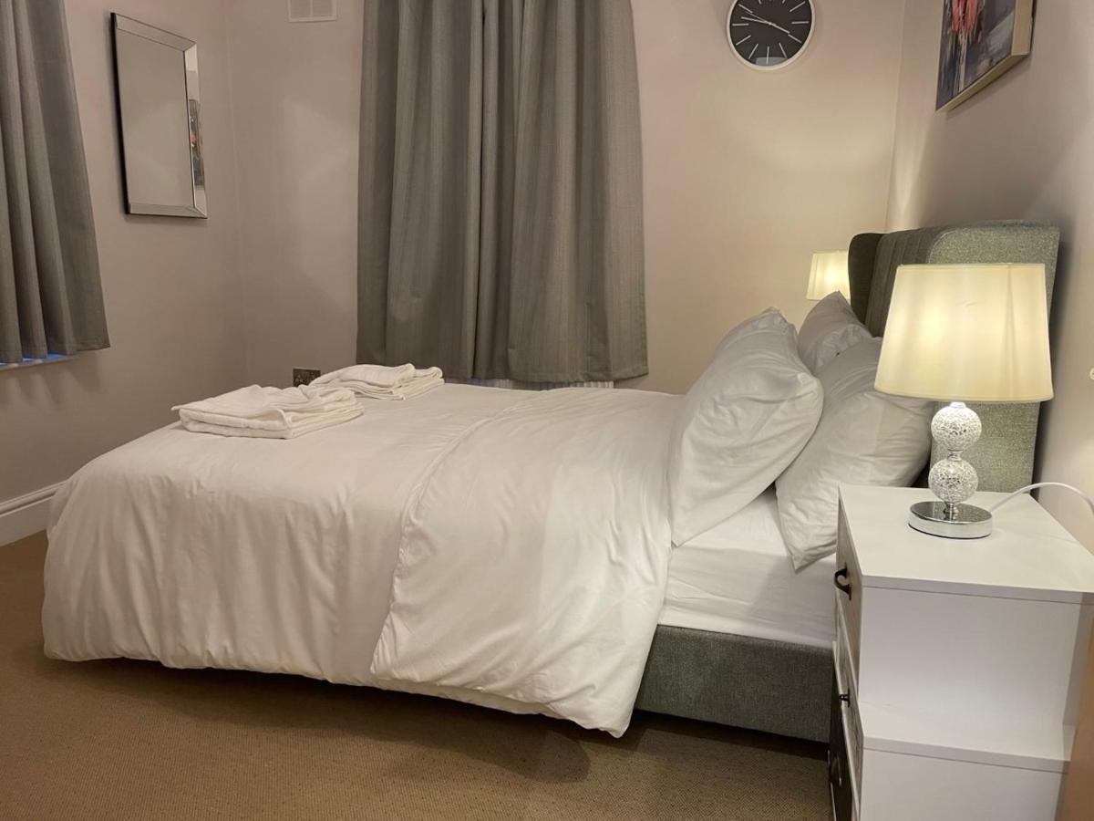 Luxury 5 Star London Apartment - Parking, Garden, Nr Greater London Metro Stations Exterior photo