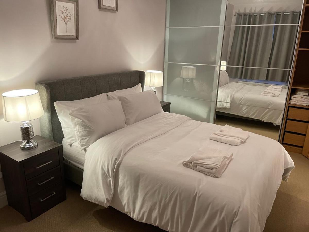 Luxury 5 Star London Apartment - Parking, Garden, Nr Greater London Metro Stations Exterior photo