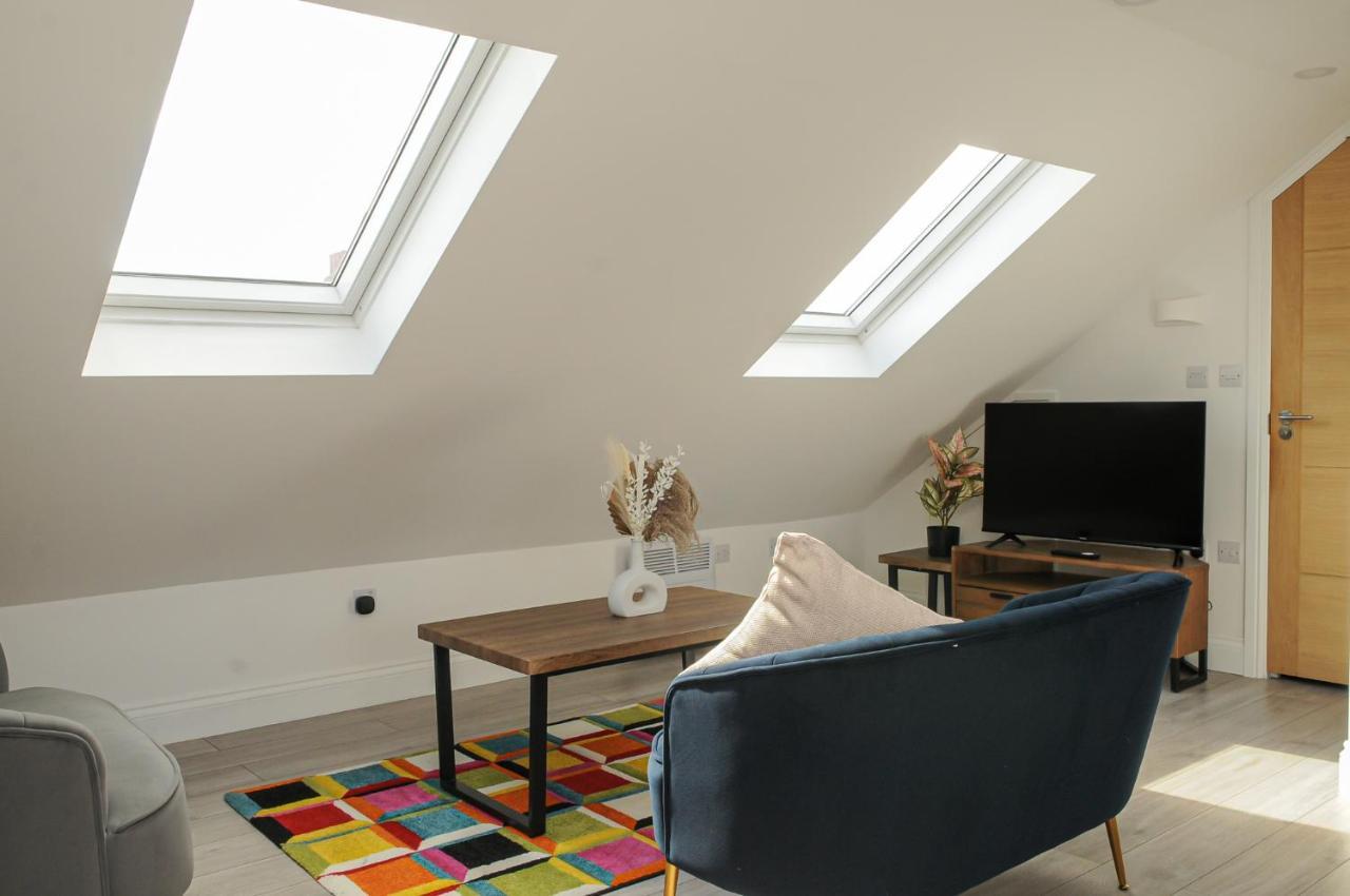 Luxury 5 Star London Apartment - Parking, Garden, Nr Greater London Metro Stations Exterior photo