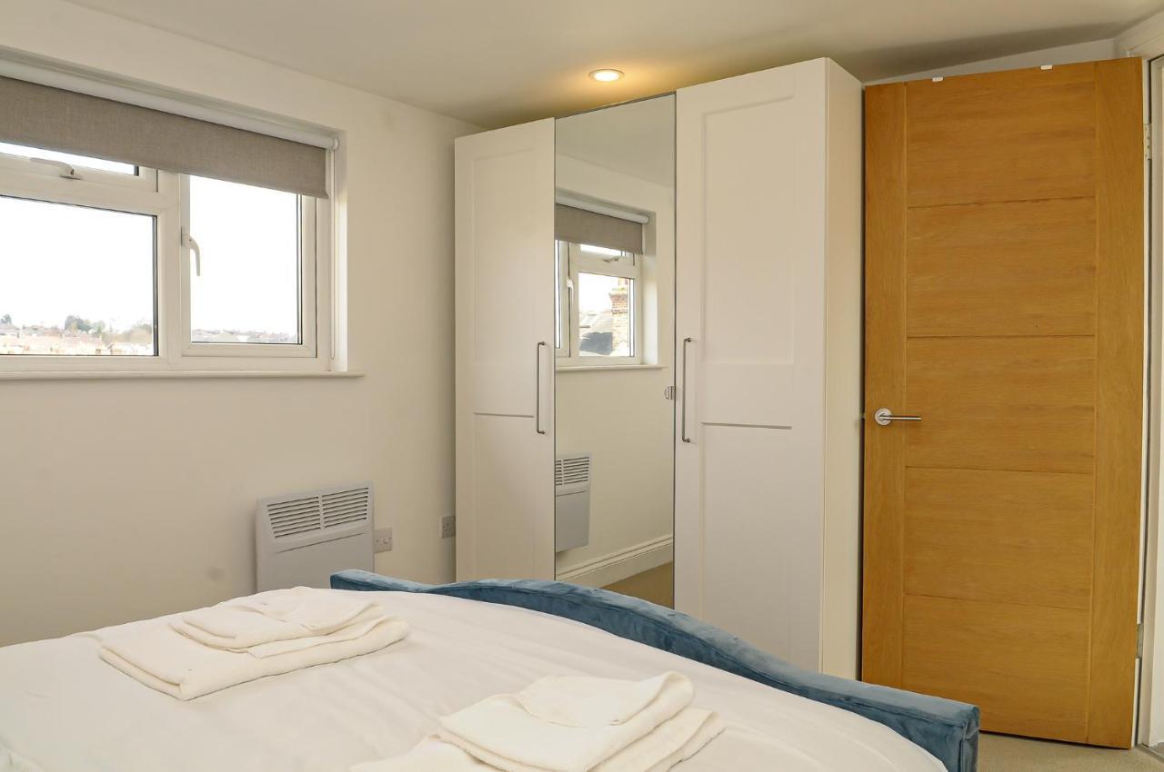 Luxury 5 Star London Apartment - Parking, Garden, Nr Greater London Metro Stations Exterior photo