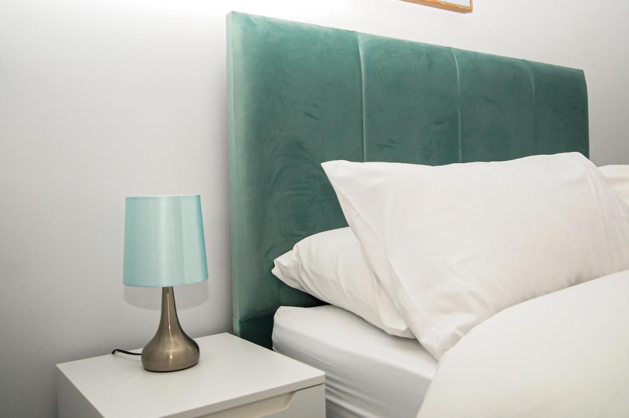Luxury 5 Star London Apartment - Parking, Garden, Nr Greater London Metro Stations Exterior photo