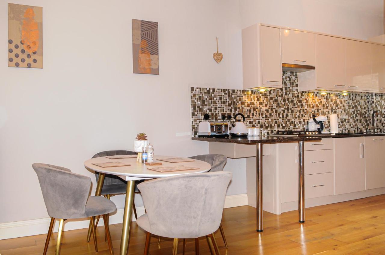 Luxury 5 Star London Apartment - Parking, Garden, Nr Greater London Metro Stations Exterior photo