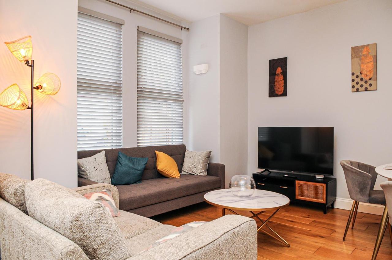 Luxury 5 Star London Apartment - Parking, Garden, Nr Greater London Metro Stations Exterior photo