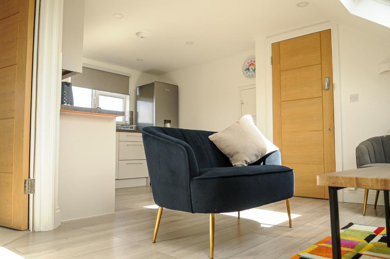 Luxury 5 Star London Apartment - Parking, Garden, Nr Greater London Metro Stations Exterior photo
