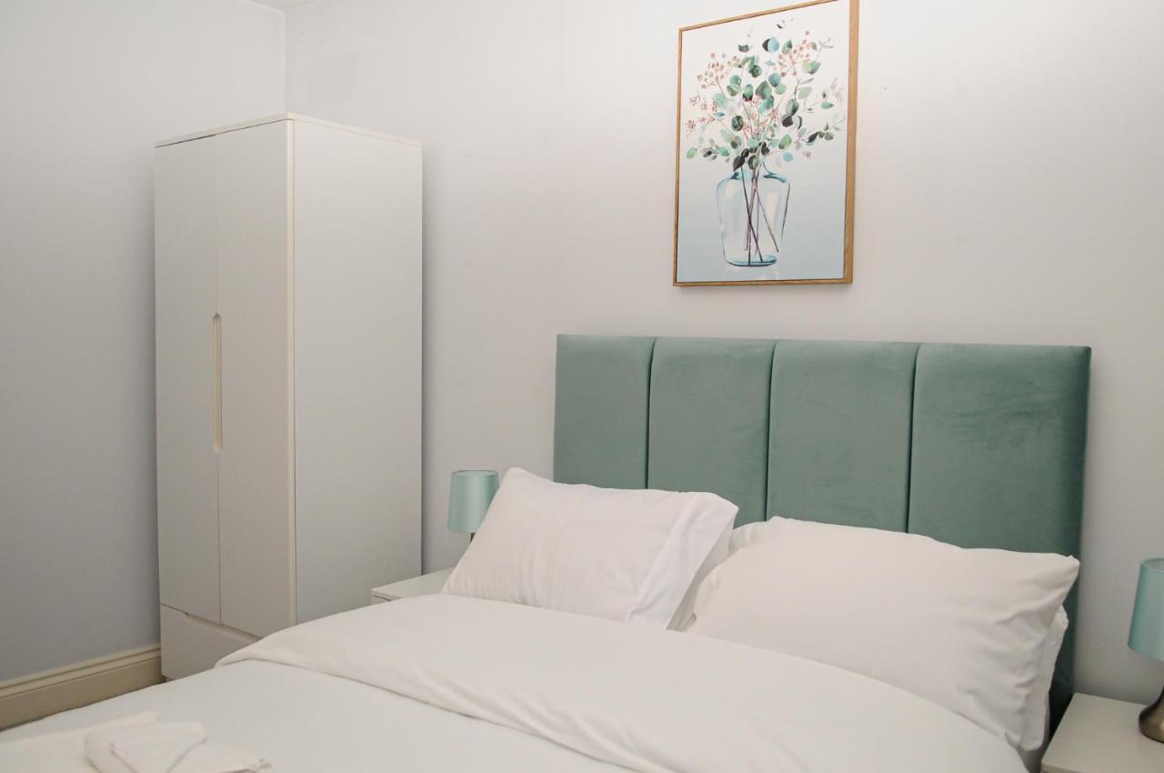Luxury 5 Star London Apartment - Parking, Garden, Nr Greater London Metro Stations Exterior photo
