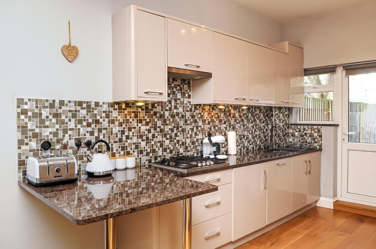 Luxury 5 Star London Apartment - Parking, Garden, Nr Greater London Metro Stations Exterior photo