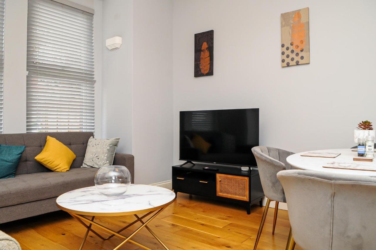 Luxury 5 Star London Apartment - Parking, Garden, Nr Greater London Metro Stations Exterior photo