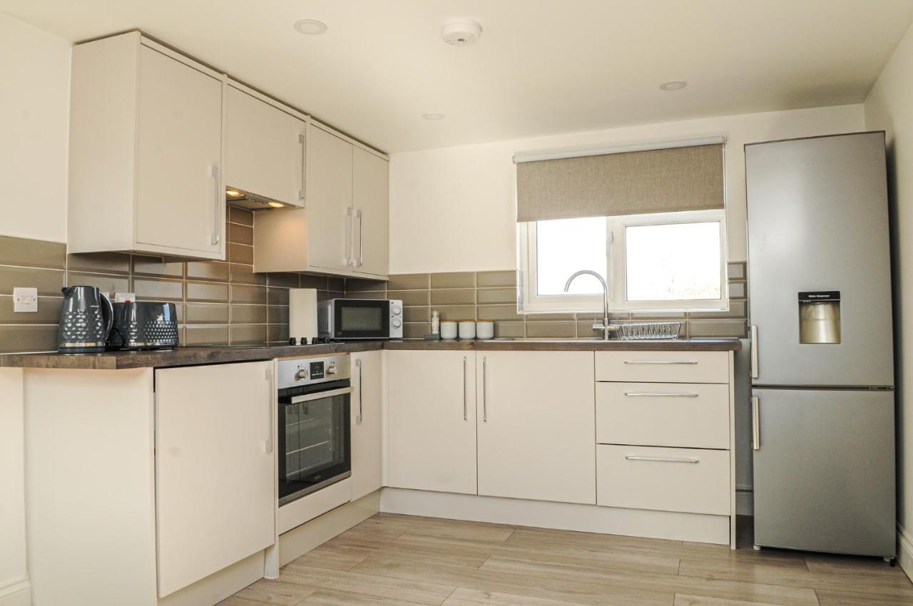 Luxury 5 Star London Apartment - Parking, Garden, Nr Greater London Metro Stations Exterior photo