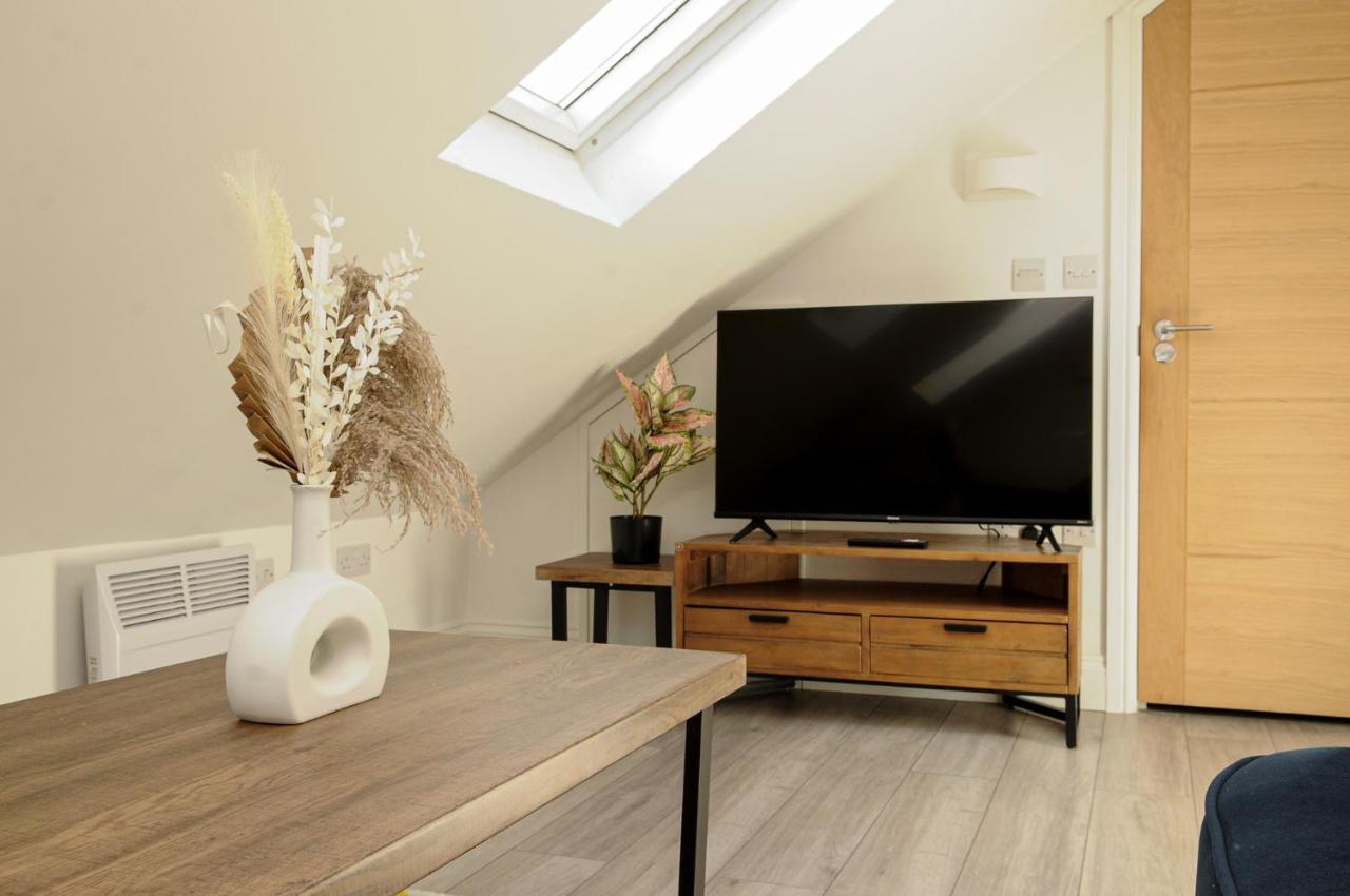 Luxury 5 Star London Apartment - Parking, Garden, Nr Greater London Metro Stations Exterior photo
