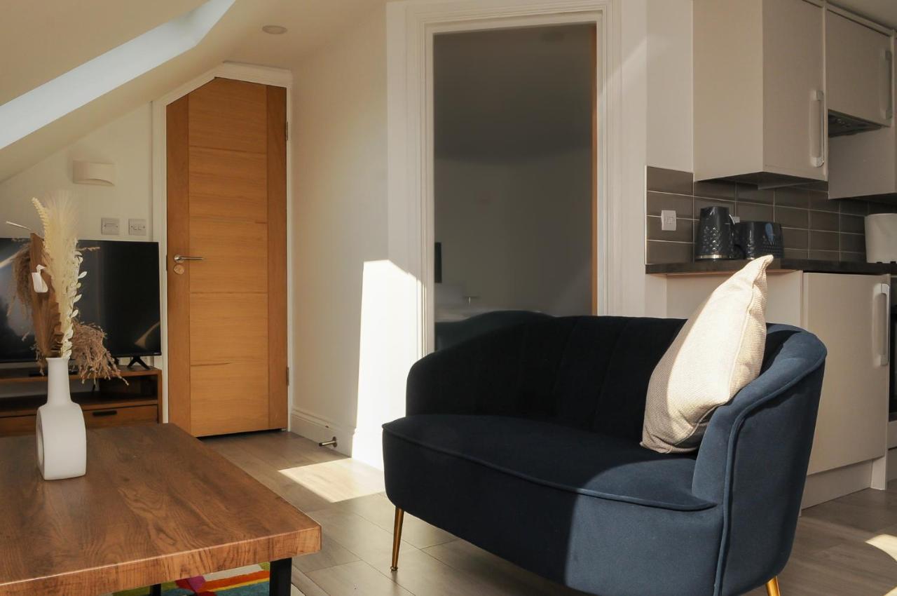 Luxury 5 Star London Apartment - Parking, Garden, Nr Greater London Metro Stations Exterior photo