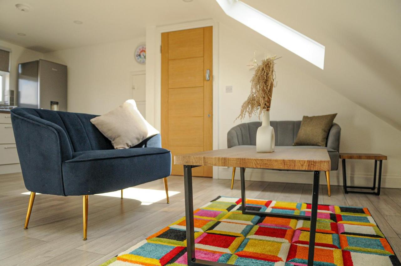 Luxury 5 Star London Apartment - Parking, Garden, Nr Greater London Metro Stations Exterior photo