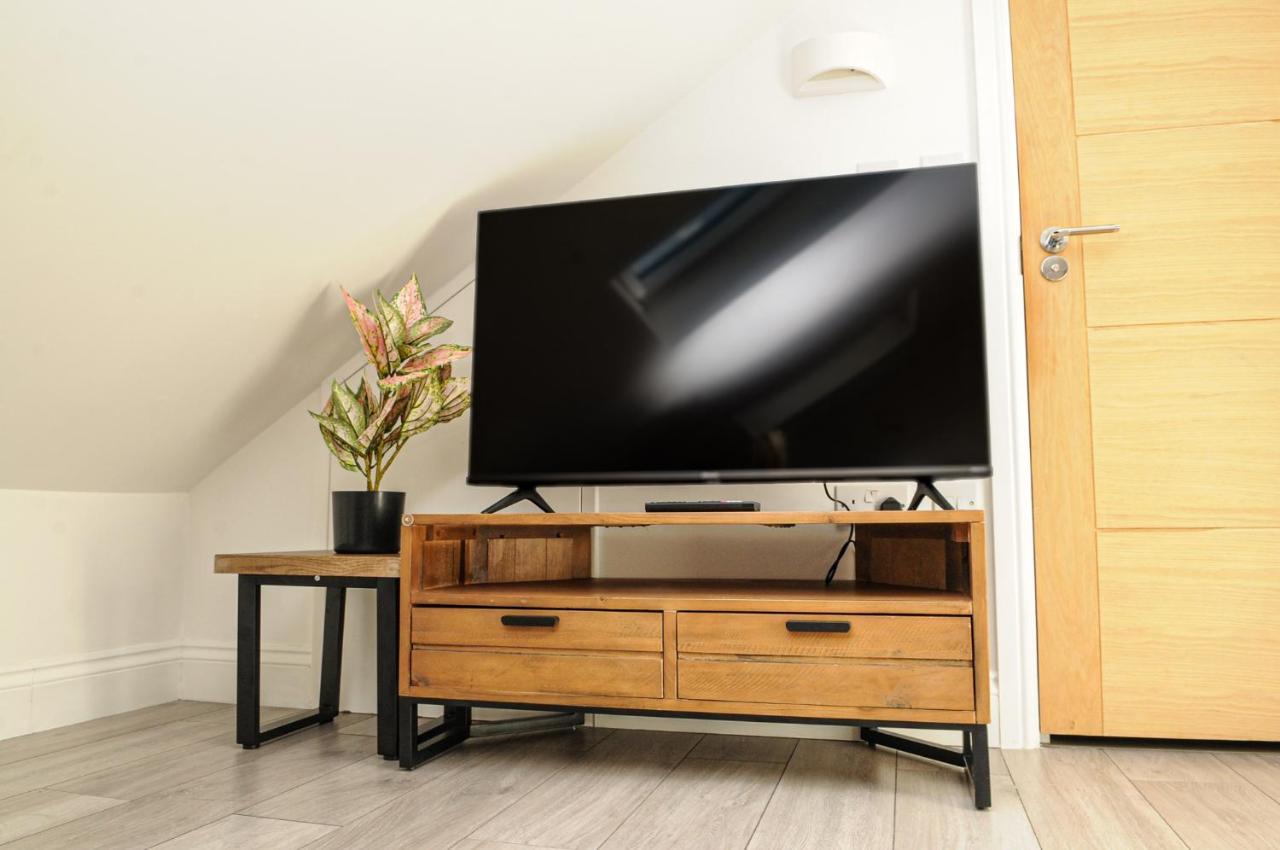 Luxury 5 Star London Apartment - Parking, Garden, Nr Greater London Metro Stations Exterior photo
