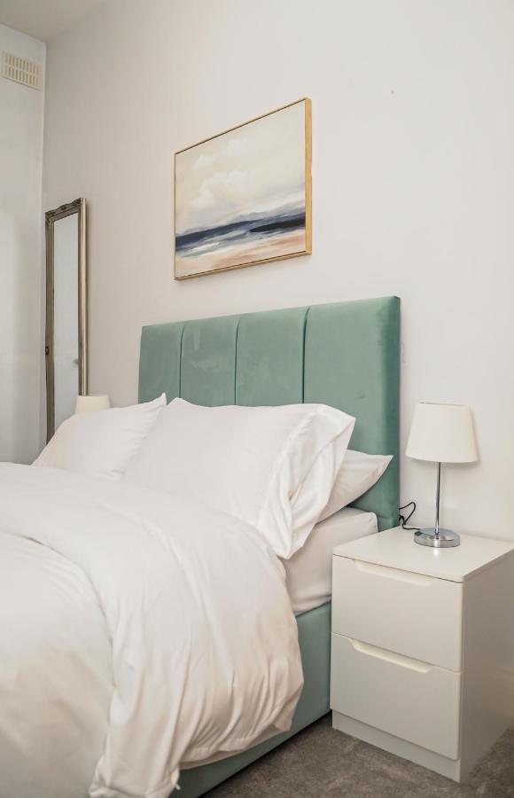 Luxury 5 Star London Apartment - Parking, Garden, Nr Greater London Metro Stations Exterior photo