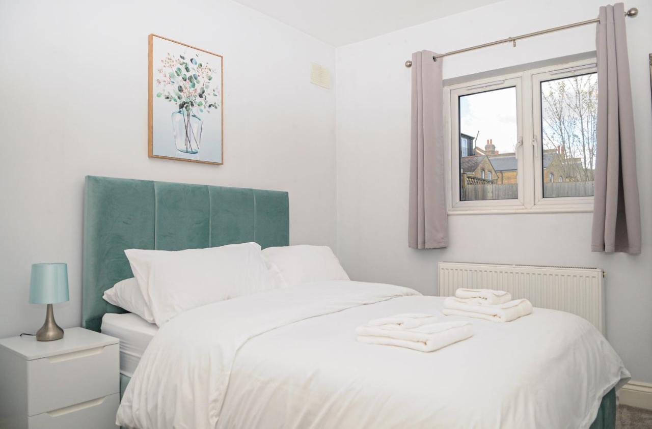 Luxury 5 Star London Apartment - Parking, Garden, Nr Greater London Metro Stations Exterior photo