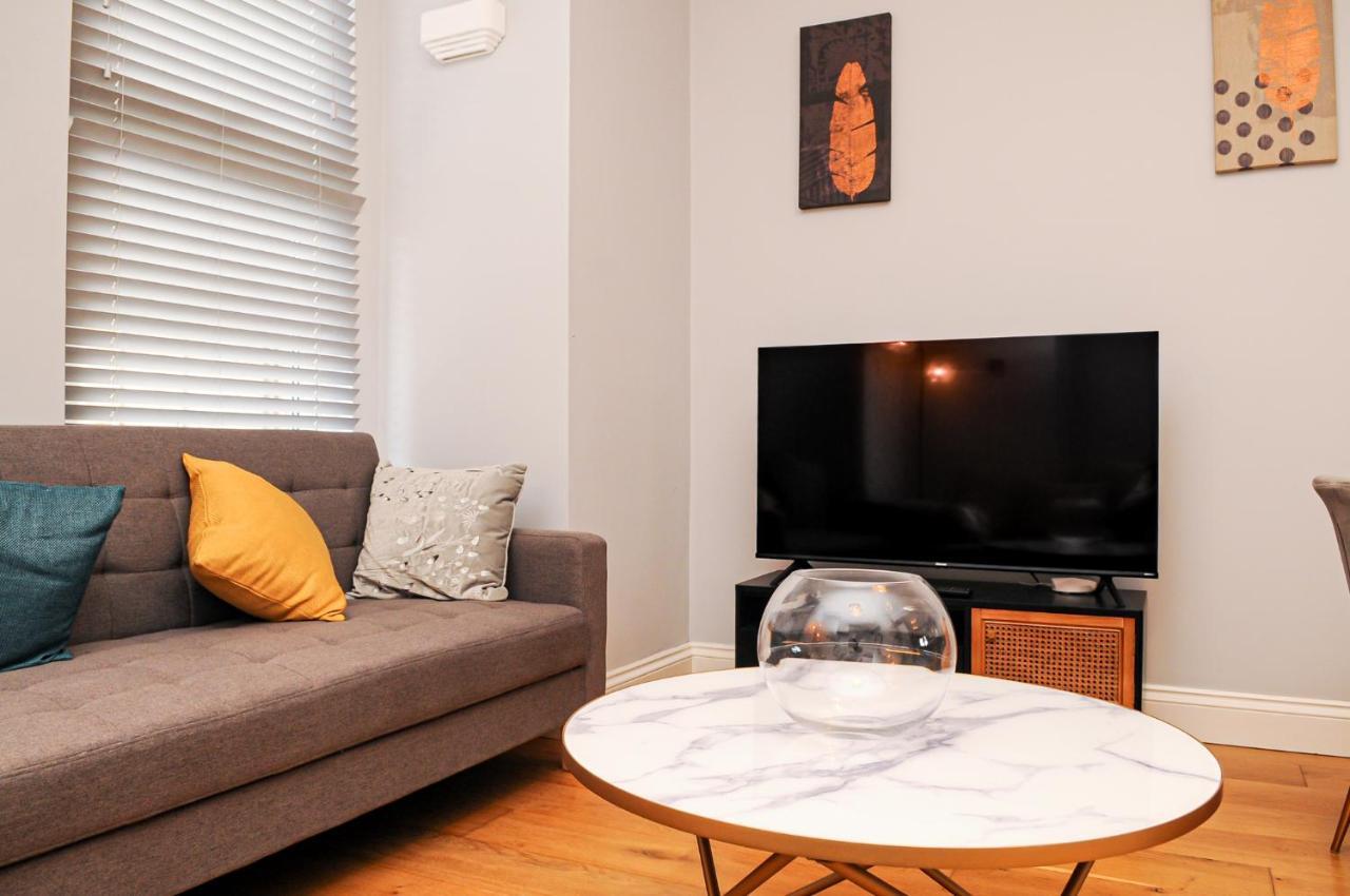Luxury 5 Star London Apartment - Parking, Garden, Nr Greater London Metro Stations Exterior photo