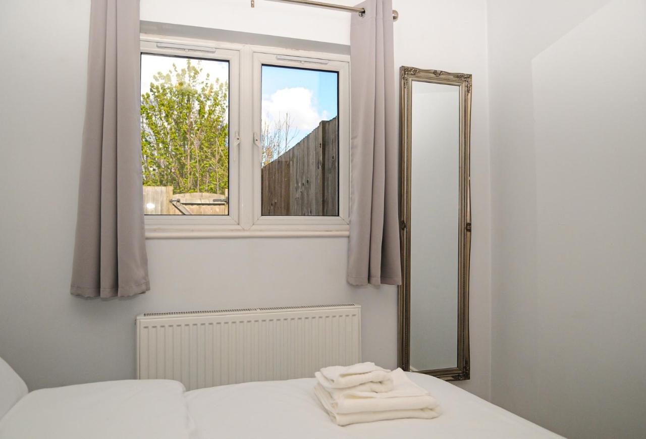 Luxury 5 Star London Apartment - Parking, Garden, Nr Greater London Metro Stations Exterior photo