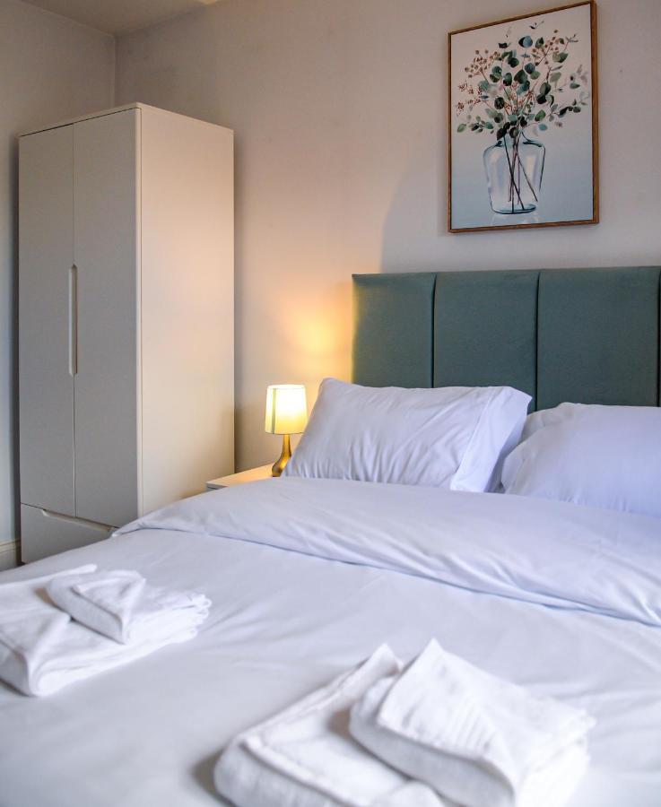 Luxury 5 Star London Apartment - Parking, Garden, Nr Greater London Metro Stations Exterior photo