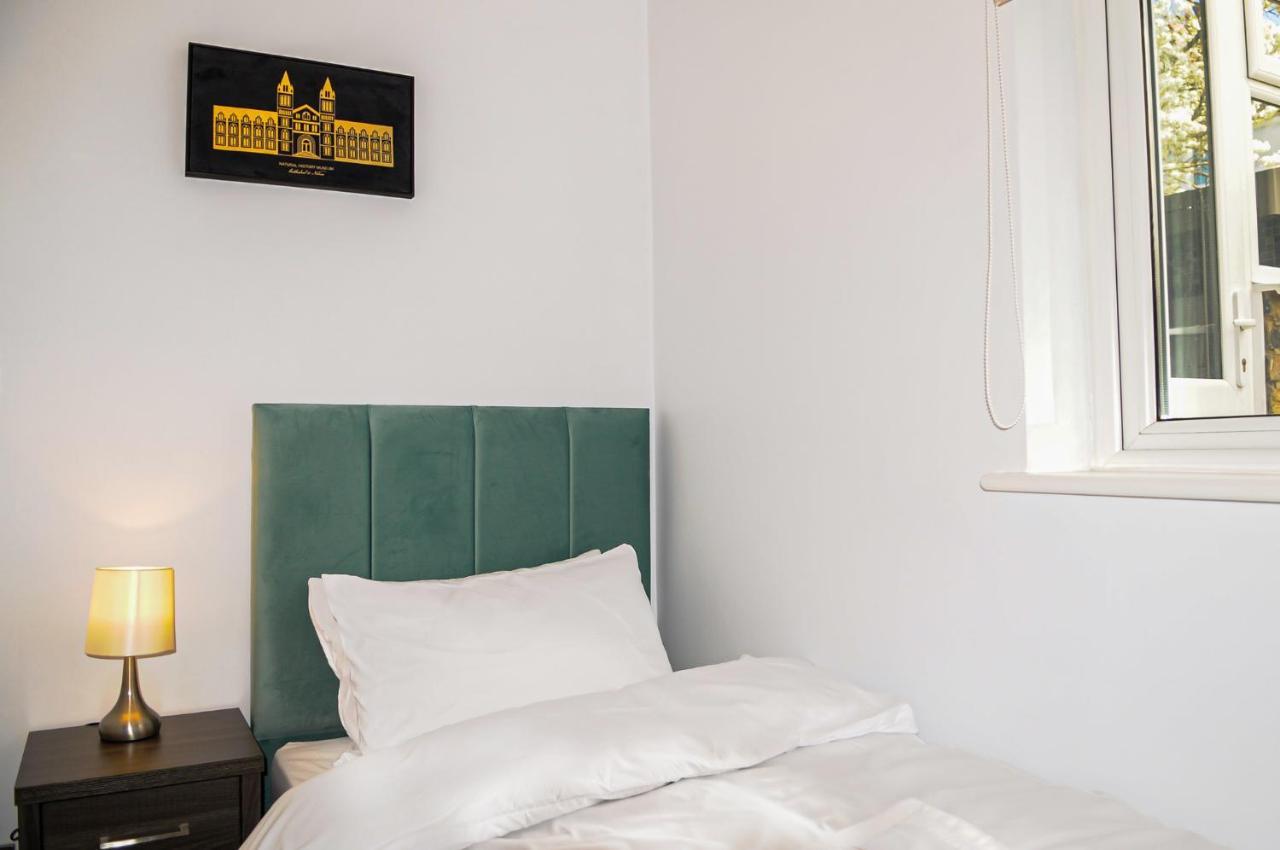 Luxury 5 Star London Apartment - Parking, Garden, Nr Greater London Metro Stations Exterior photo
