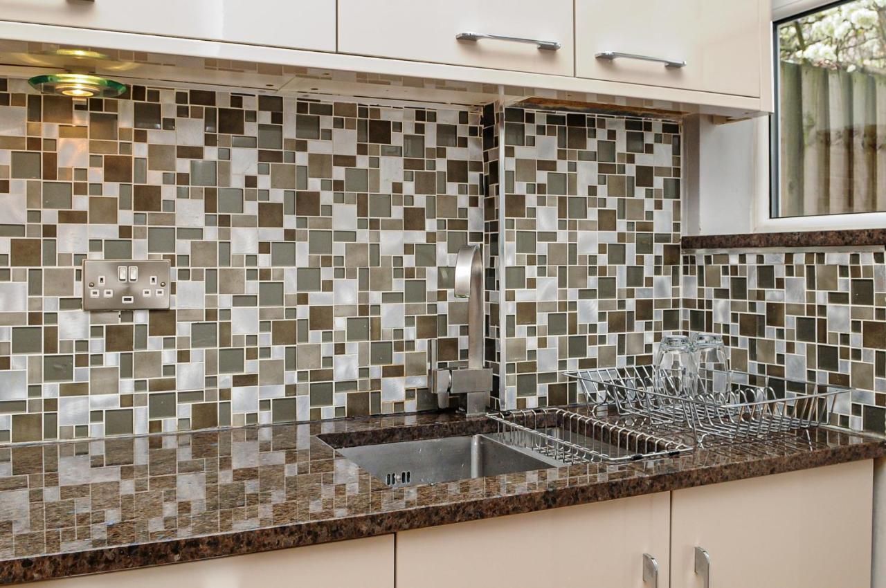 Luxury 5 Star London Apartment - Parking, Garden, Nr Greater London Metro Stations Exterior photo