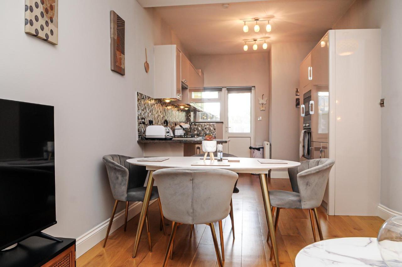 Luxury 5 Star London Apartment - Parking, Garden, Nr Greater London Metro Stations Exterior photo