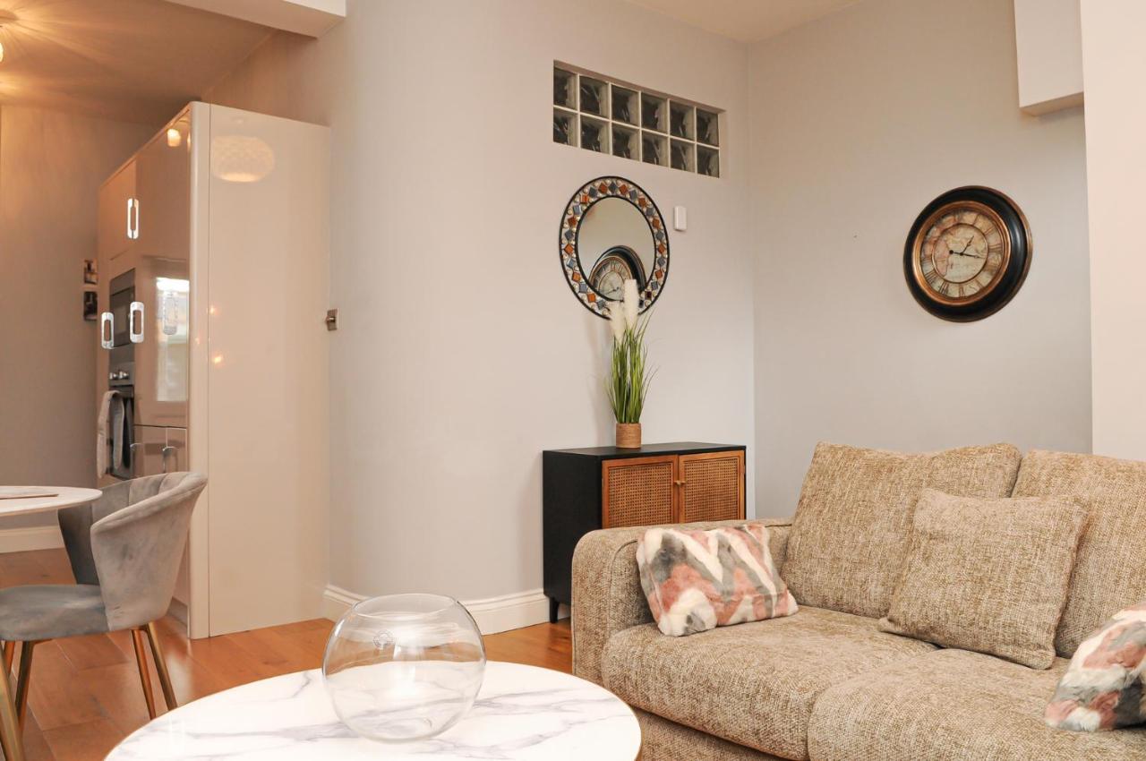 Luxury 5 Star London Apartment - Parking, Garden, Nr Greater London Metro Stations Exterior photo